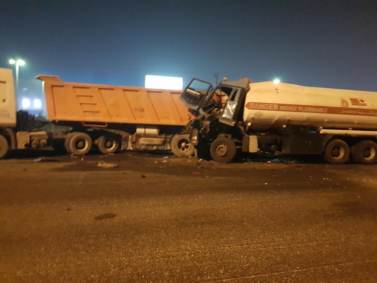 تصادم صهريج وقود مع شاحنة واصابة قائدها على طريق السادس