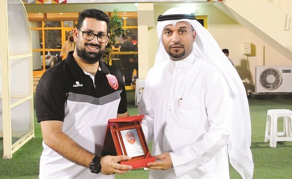 علي الديحاني يتبادل الدروع مع مسؤول الاتحاد البحريني﻿
