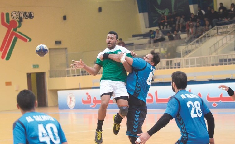 لاعب العربي سالم محبوب يمرر كرة الى زملائه وسط رقابة دفاعيه سلماوية ﻿