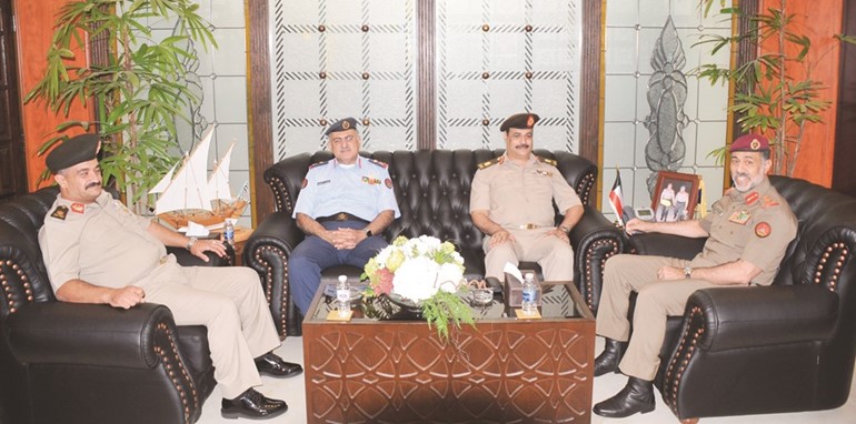 الفريق الركن عبدالله النواف مستقبلا اللواء محمد صلاح الدين مصطفى﻿﻿بحضور اللواء الركن أنور المزيدي والعقيد يحيى الصمدي﻿