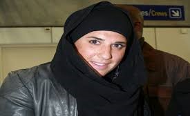 أسلمت قبل 9 أعوام وارتدت الحجاب .. مغنية فرنسية معتزلة تُعلن العيش بالسعودية