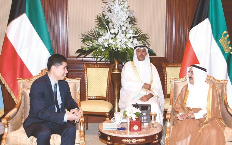 صاحب السمو الأمير الشيخ صباح الأحمد خلال استقباله سفير الصين وانغ دي ﻿