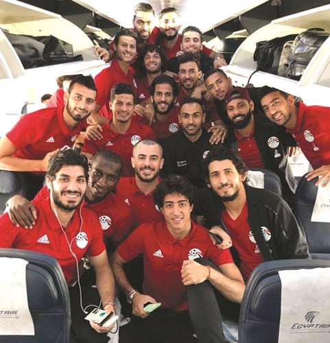 لاعبو المنتخب خلال رحلة السفر لمبابان عاصمة سوازيلاند التي استغرقت 10 ساعات﻿