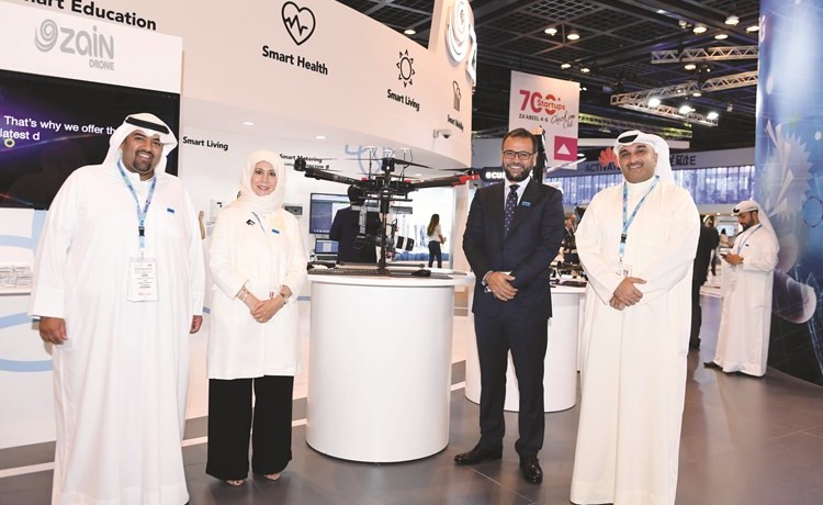 الرئيس التنفيذي لشركة زين الكويت إيمان الروضان مع مسؤولي زين أثناء إطلاق Zain Drone خلال فعاليات اليوم الثاني من جيتكس ﻿