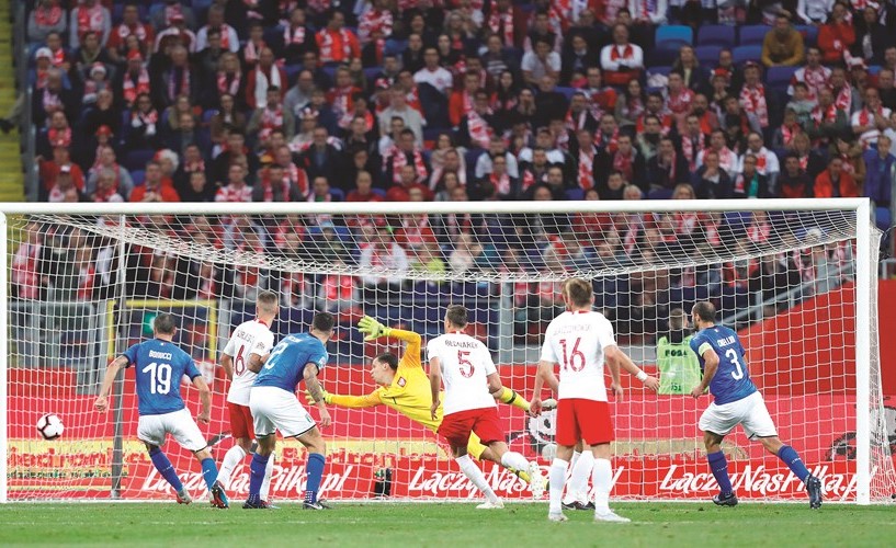 كرة كريستيانو بيراغي في طريقها إلى شباك پولندا -(رويترز) ﻿
