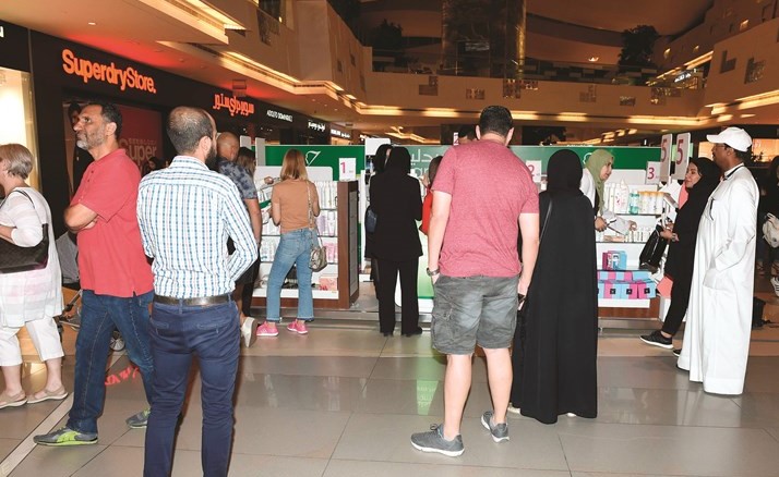 إقبال من رواد الأفنيوز على أجنحة المعرض -(متين غوزال)﻿