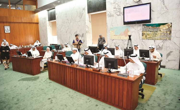 أعضاء المجلس البلدي خلال الجلسة﻿