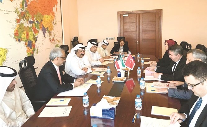 السفير وليد الخبيزي مترئسا الاجتماع﻿