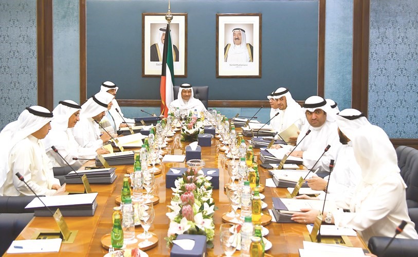 سمو رئيس الوزراء الشيخ جابر المبارك مترئسا اجتماع المجلس أمس ﻿