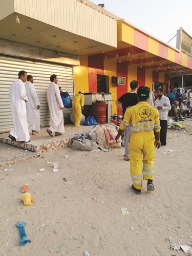 عمال البلدية خلال تنظيف الموقع﻿