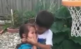 بالفيديو.. شاهد رد فعل طفل صغير حاول إرضاء شقيقته