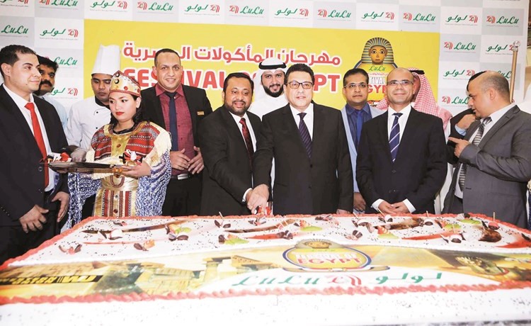 السفير المصري طارق القوني وعدد من أعضاء الإدارة العليا من لولو هايبر ماركت يقطعون كعكة الاحتفال بالمهرجان﻿
