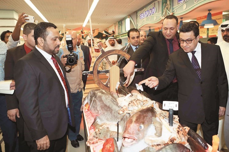 القوني يطلع على المنتجات المعروضة في المهرجان﻿