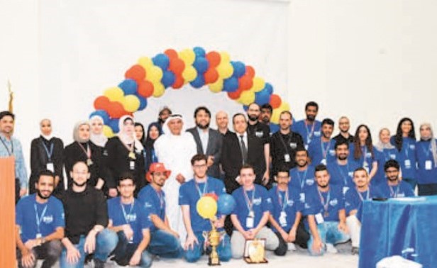 د.عادل الزراعي ود.محمد السيد وم.محمد فؤاد وإيمان كرم مع فريق الجامعة والفرق المتأهلة﻿