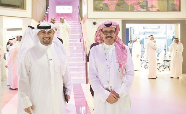 سلمان البدران يرافقه عبدالرزاق العيسى﻿