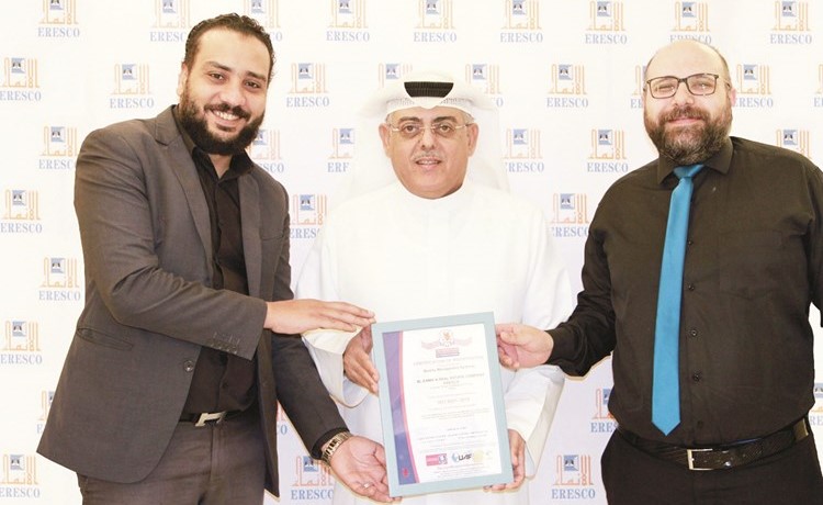 طارق المضف متسلما الشهادة﻿