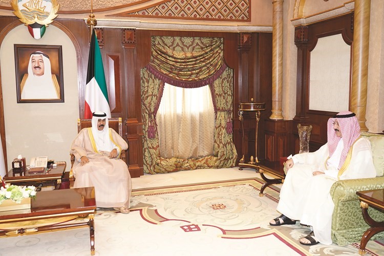 سمو ولي العهد الشيخ نواف الأحمد مستقبلا السفير جوهر حيات ﻿