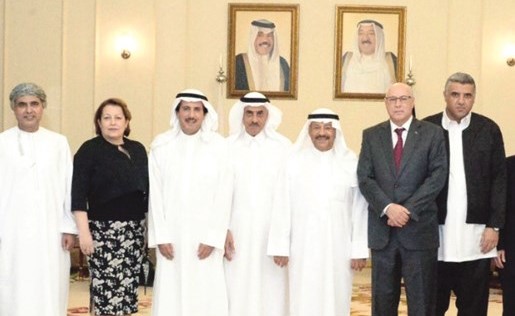 السفير الشيخ عزام الصباح مع الحضور في اللقاء﻿