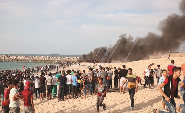 قوات الاحتلال تطلق الغاز المسيل للدموع على المتظاهرين الفلسطينيين خلال مظاهرة في غزة امس الاول(أ.ف.پ)﻿
