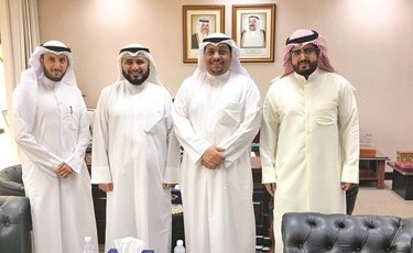 وليد الغانم متوسطا محمد العجيري وفايز العازمي ﻿