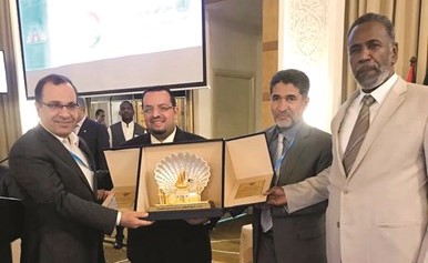 د.فواز الرفاعي يسلم الجائزة إلى د.محمد خمسية﻿