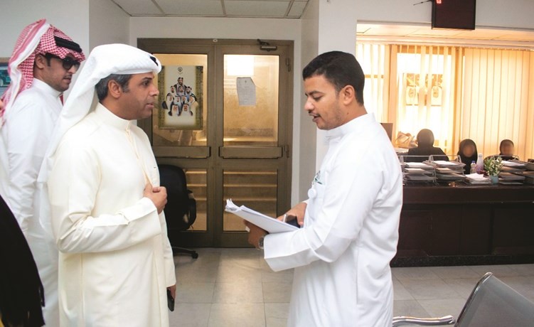 د. خالد الفاضل يستمع لملاحظة احد الحضور ﻿