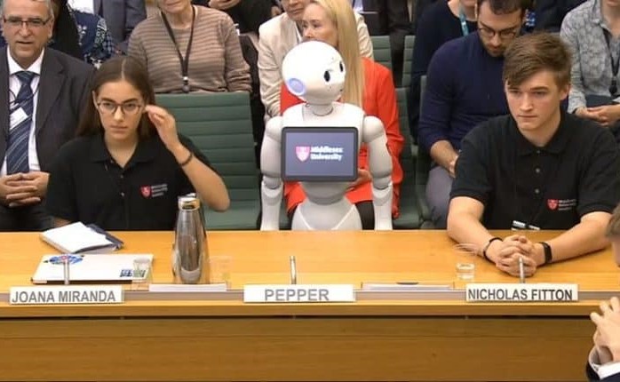 بالفيديو.. روبوت يقدّم شهادة أمام البرلمان البريطاني