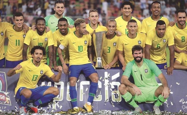 نجوم السامبا سعداء بلقب الدورة﻿