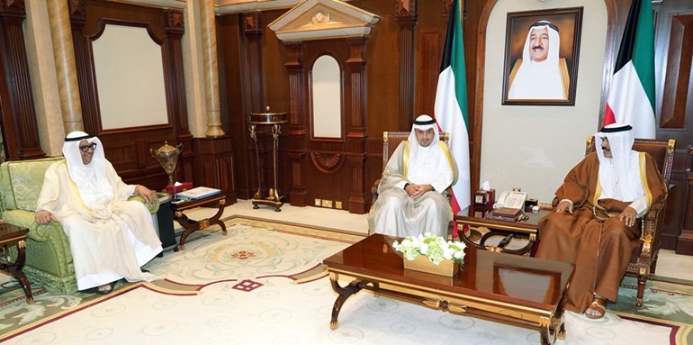 سمو ولي العهد الشيخ نواف الأحمد خلال استقباله أنس الصالح وجاسم المباركي﻿