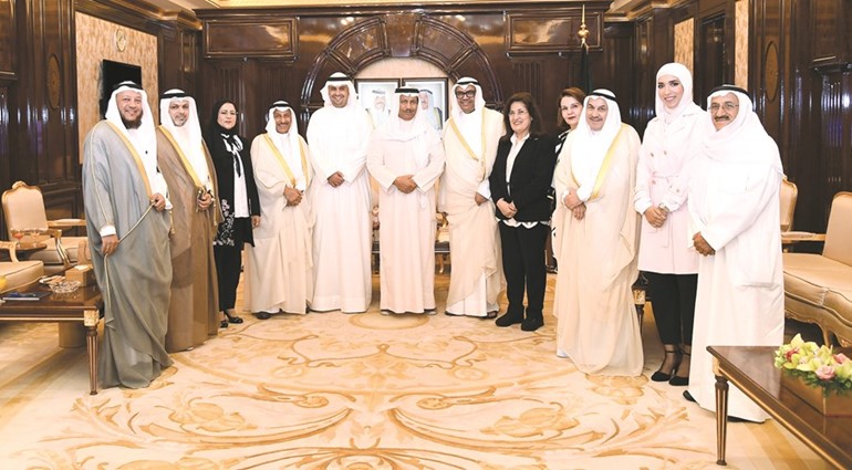 سمو رئيس الوزراء الشيخ جابر المبارك مستقبلا انس الصالح ورئيس وأعضاء الديوان الوطني لحقوق الإنسان﻿