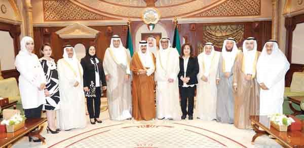 سمو ولي العهد الشيخ نواف الأحمد مستقبلا انس الصالح ورئيس وأعضاء الديوان الوطني لحقوق الإنسان