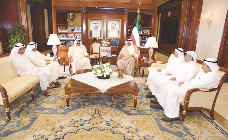 الشيخ صباح الخالد مستقبلا عبدالوهاب البدر وغانم الغنيمان ومروان الغانم ونضال العليان بحضور خالد الجارالله﻿