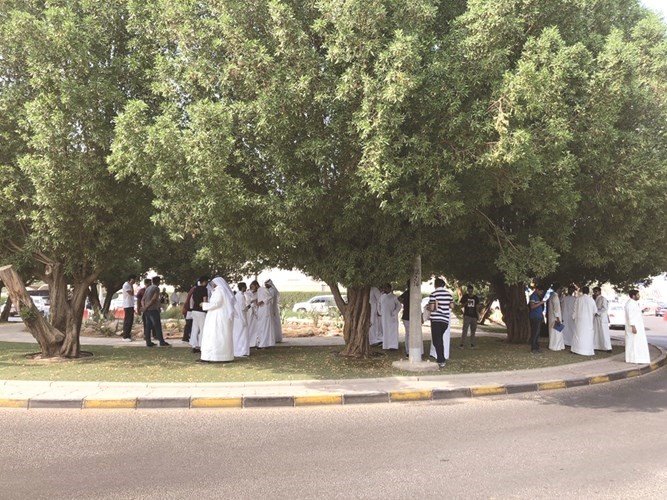 طلبة الهندسة نظموا وقفة احتجاجية تضامناً مع زميلتهم إيمان العنزيبعد حادث دهس أمام الكلية