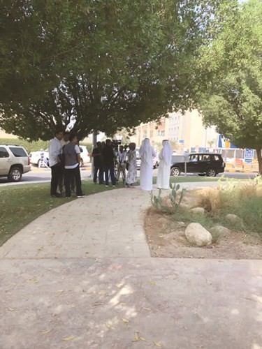 طلبة الهندسة نظموا وقفة احتجاجية تضامناً مع زميلتهم إيمان العنزيبعد حادث دهس أمام الكلية