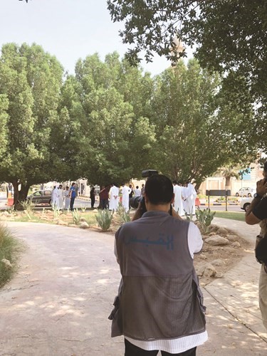 طلبة الهندسة نظموا وقفة احتجاجية تضامناً مع زميلتهم إيمان العنزيبعد حادث دهس أمام الكلية