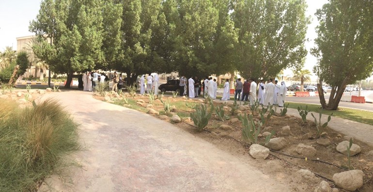 طلبة الهندسة نظموا وقفة احتجاجية تضامناً مع زميلتهم إيمان العنزيبعد حادث دهس أمام الكلية