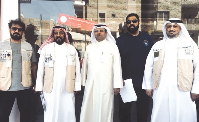 علي الكندري وفريق الهيئة خلال إغلاق احد المحلات المخالفة﻿