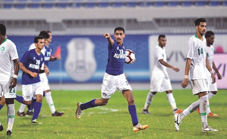 فرحة لاعبي الأزرق الأولمبي بالفوز بلقب بطولة الدورة الودية عودة الأولمبي﻿