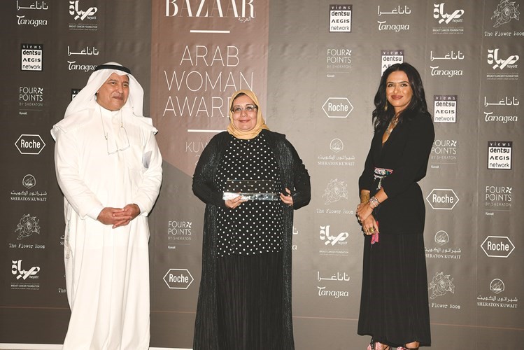والدة الفائزة بجائزة المرأة الملهمة ندى الفارس تتسلم جائزتها﻿