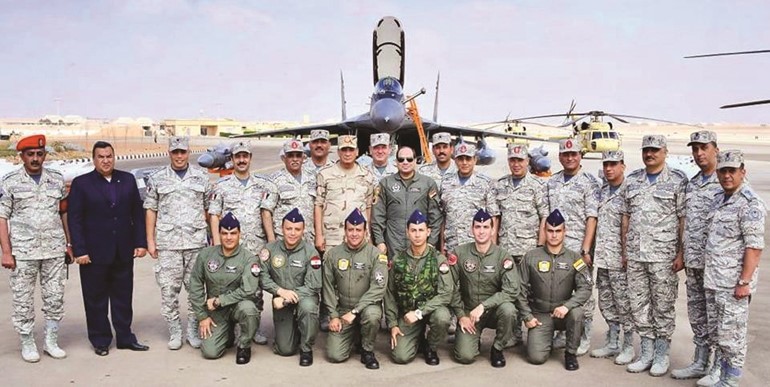 جانب من زيارة الرئيس المصري عبدالفتاح السيسي لإحدى القواعد الجوية﻿
