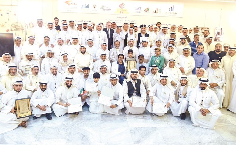 لقطة جماعية وتكريم جميع المشاركين في المعرض السنوي الثالث لفريق اكسبو 965 ﻿