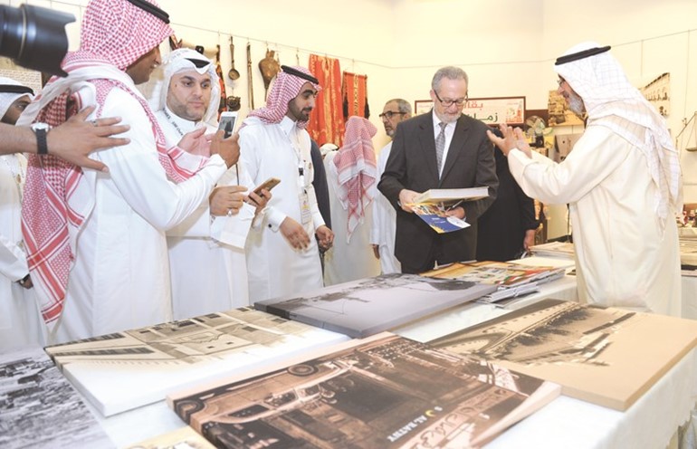 السفير الأميركي لورانس سيلفرمان ومحمد كمال خلال جولة على المعرض ﻿