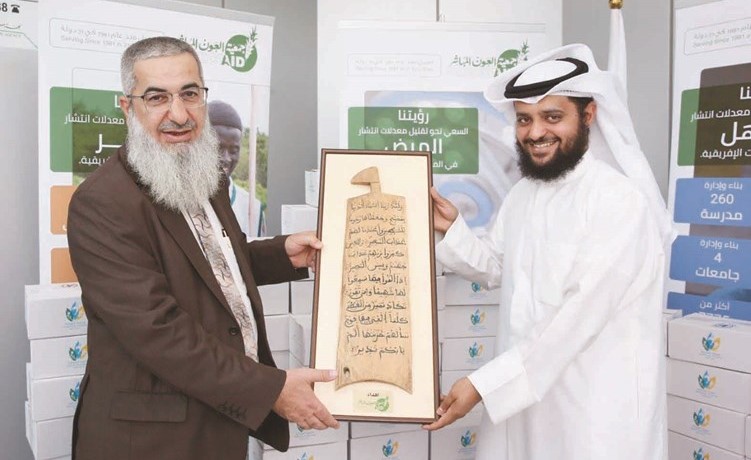 «نفط الكويت» تسلم 5 أطنان من التمور إلى «العون المباشر»