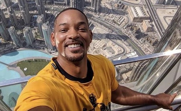 بالصورة.. ويل سميث من برج خليفة: بعد ألف عام سينظر الناس إليه ويتساءلون كيف تم بناؤه؟!