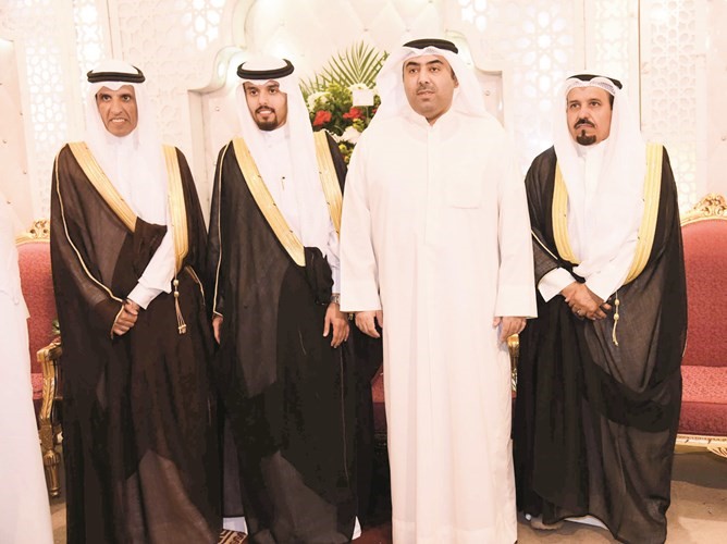 رئيس المجلس البلدي أسامة العتيبي مباركا للمعرس ووالده وعمه خالد العرافة﻿