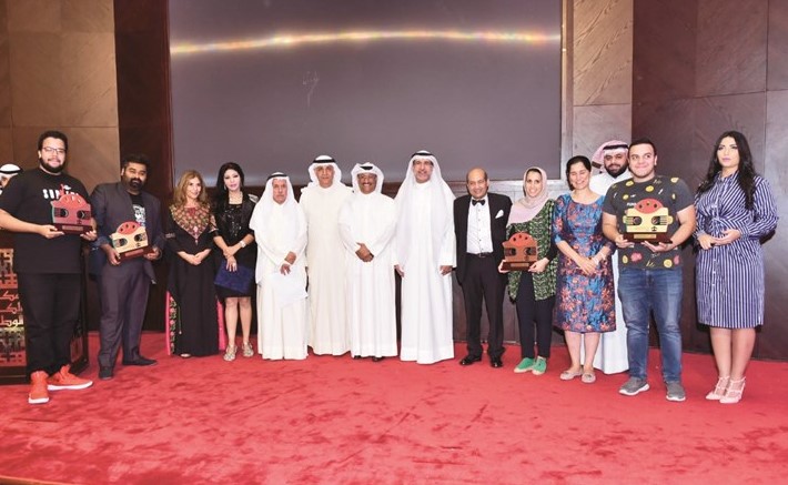 لقطة جماعية للفائزين مع الأمين العام للمجلس الوطني م.علي اليوحة ولجنة تحكيم المهرجان﻿