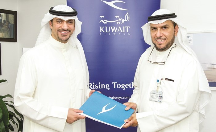 أحمد الأمير وفايز عبدالله العنزي خلال توقيع اتفاقية الرعاية﻿