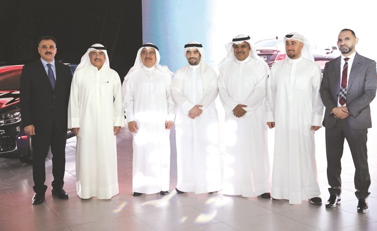 أحمد عبدالعزيز المطوع ومهند أحمد المطوع يتوسطان عددا من ضيوف الشركة﻿