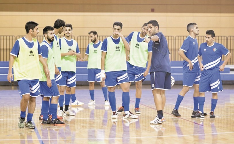 مساعد المدرب أحمد العصفور يوجه اللاعبين في التدريبات	(موقع الاتحاد) ﻿