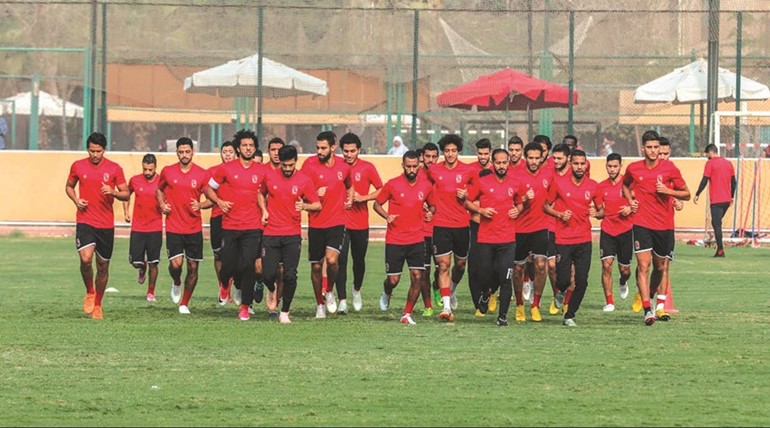 جانب من تدريبات النادي الأهلي قبل السفر إلى الجزائر﻿